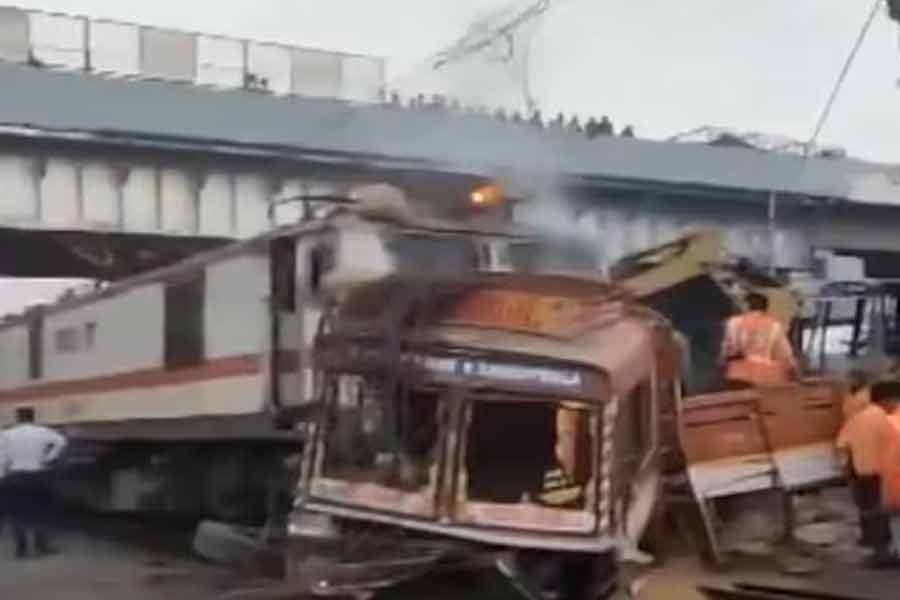 ট্রেনের সঙ্গে ধাক্কা ট্রাকের।