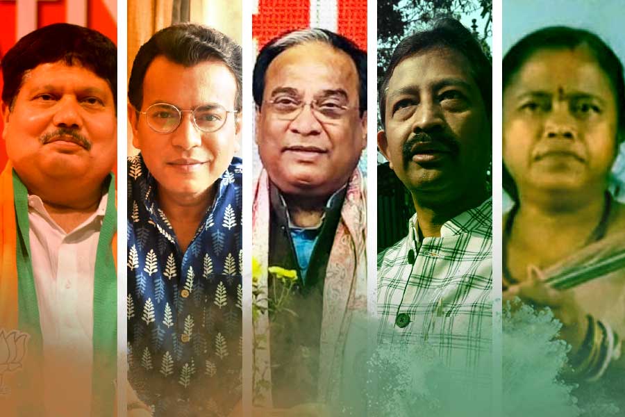 (বাঁ দিক থেকে) অর্জুন সিংহ, রুদ্রনীল ঘোষ, জয়প্রকাশ মজুমদার, রাজীব বন্দ্যোপাধ্যায় এবং তাপসী মণ্ডল।