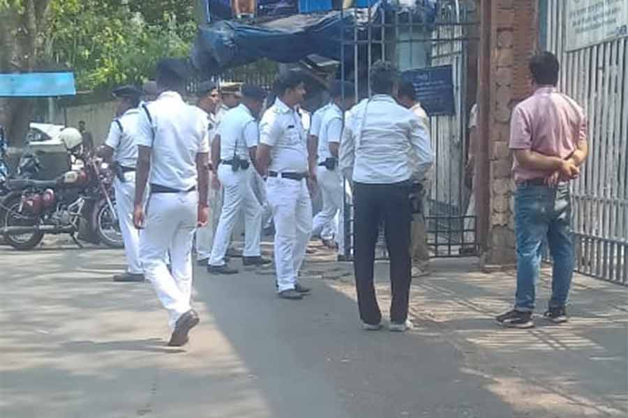 উত্তেজনা রবীন্দ্র সরোবরে।