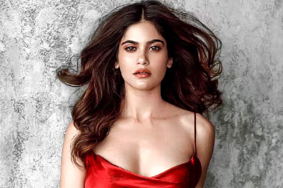 Actress Aditi Pohankar revealed how she was assauled in Mumbai local train