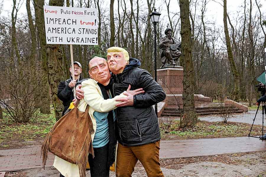 রুশ প্রেসিডেন্ট ভ্লাদিমির পুতিন এবং আমেরিকান প্রেসিডেন্ট ডোনাল্ড ট্রাম্পের মুখোশ পরে আমেরিকা ও রাশিয়া-বিরোধী বিক্ষোভ ইউক্রেনীয়দের। শনিবার কিভে, আমেরিকান দূতাবাসের সামনে। 