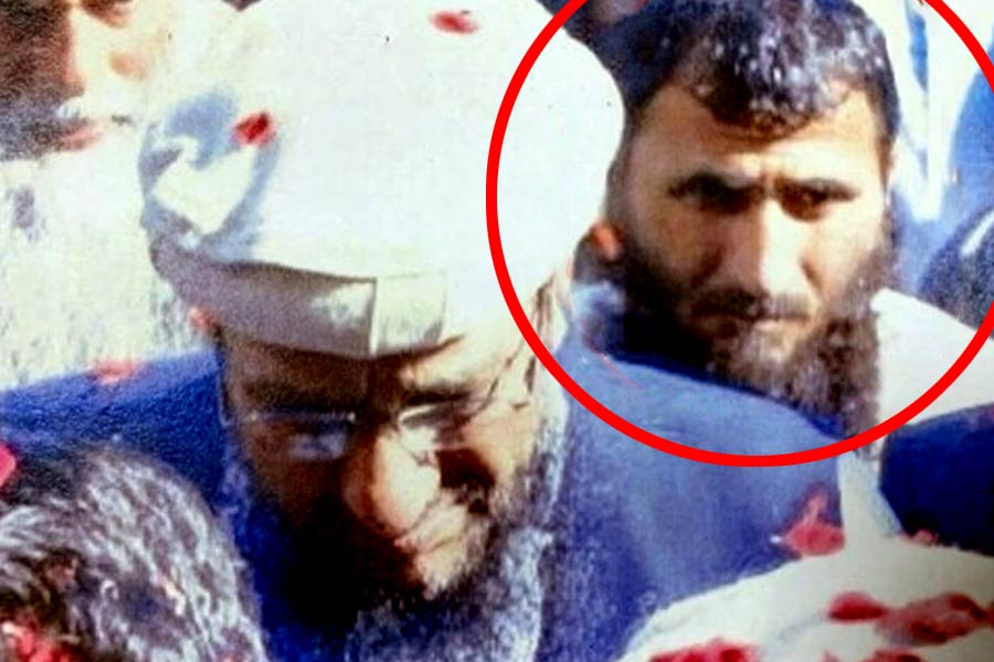 সূত্রের খবর, গত বছরের জুনে রেয়াসিতে বাসে হামলার পর পাকিস্তান ফিরে যান কাতাল। এর পর থেকেই পাক সেনার কড়া নিরাপত্তার ঘেরাটোপে থাকছিলেন তিনি। তবে সন্ত্রাসবাদী কার্যকলাপ বন্ধ করেননি। ড্রোনের মাধ্যমে ভূস্বর্গে অস্ত্রপাচারে ওতপ্রোত ভাবে জড়িয়ে ছিলেন তিনি।