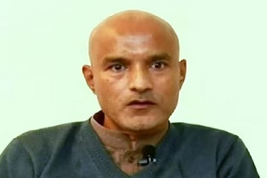 তবে শুধু ধর্মীয় নেতা নন, পাক গুপ্তচর সংস্থা আইএসআই-এর হয়েও কাজ করতেন মুফতি। ২০১৬ সালের ৩ মার্চ গুপ্তচরবৃত্তির অভিযোগে ভারতীয় নৌসেনার প্রাক্তন অফিসার কূলভূষণ যাদবকে গ্রেফতার করে পাক সেনা। ইরান থেকে অপহরণ করে তাঁকে ইসলামাবাদে উড়িয়ে আনা হয়। কুলভূষণকে অপহরণে বড় হাত ছিল মুফতির।