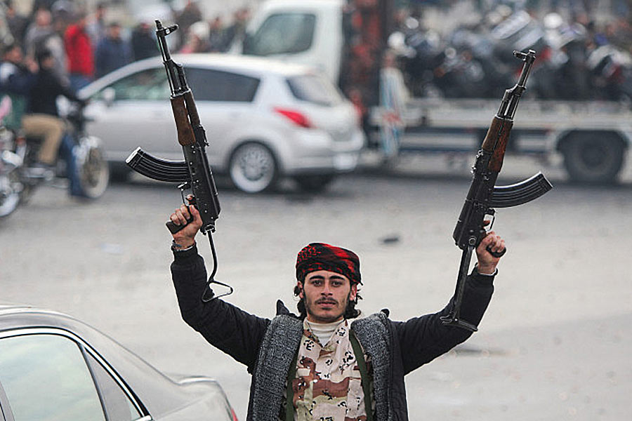 সূত্রের খবর, আইএসআইয়ের নির্দেশে আফগানিস্তান সফর করেন মুফতি। সেখান থেকে বহু তথ্য পাক সেনাবাহিনীকে পাচার করতেন তিনি। বালোচ বিদ্রোহীদের দমনে সক্রিয় ভূমিকা ছিল তাঁর। পাক সন্ত্রাসীদের ভারতে অনুপ্রবেশ করার ক্ষেত্রেও নাকি অগ্রণী ভূমিকা পালন করতেন তিনি।