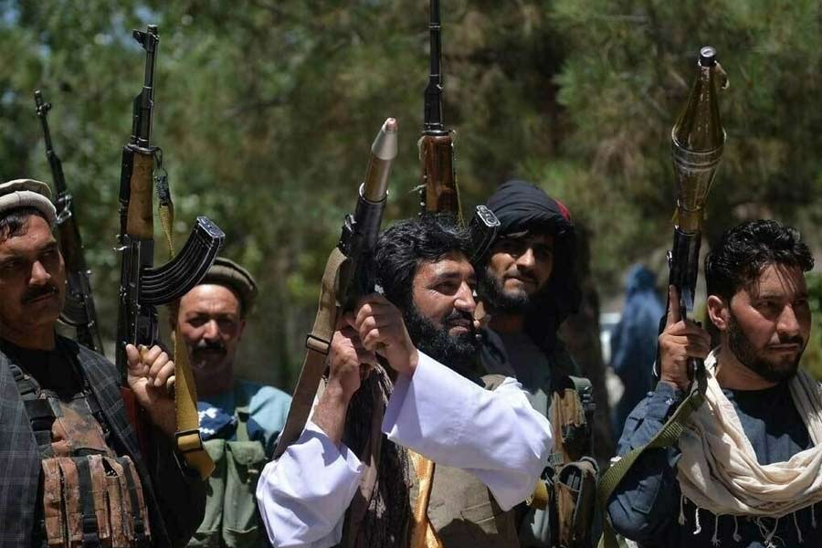 মুফতি হত্যার পর নাম না করে ভারত এবং আফগানিস্তানের তালিবান সরকারকে নিশানা করে পাকিস্তানের শাহবাজ় শরিফ সরকার। ঠিক তার এক সপ্তাহের মধ্যে প্রায় একই কায়দায় কাতালের মৃত্যু হওয়ায় ইসলামাবাদ এ ব্যাপারে ফের এক বার সুর চড়াবে বলেই মনে করা হচ্ছে। যদিও গোটা বিশ্ব জানে কী ভাবে সন্ত্রাসের আঁতুড়ঘরে পরিণত হয়েছে গোটা পাকিস্তান।