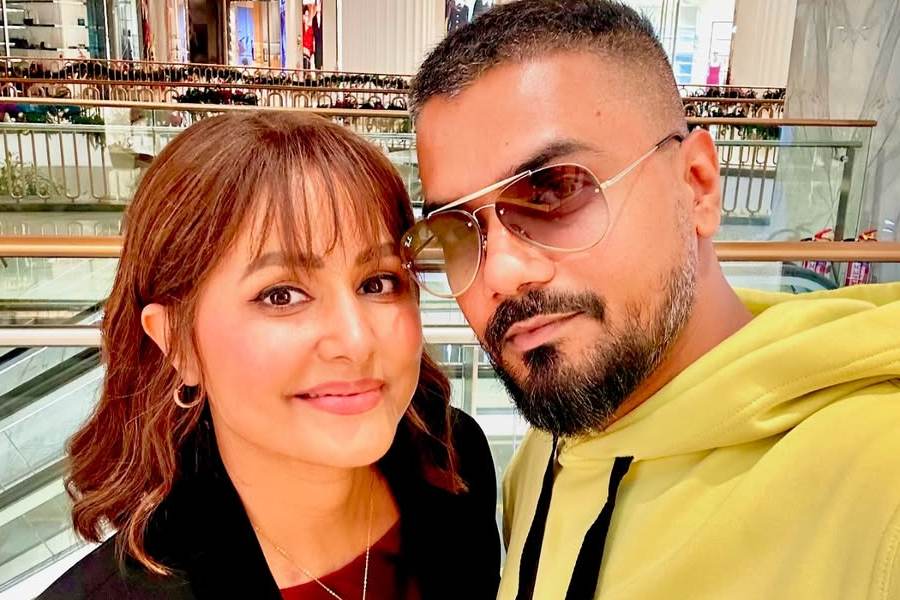 ‘‘আমায় যখন মাথার চুল কামিয়ে ফেলতে হল, তখন রকিও নিজের চুল কামিয়ে ফেলেছিল।’’ বলছেন হিনা।