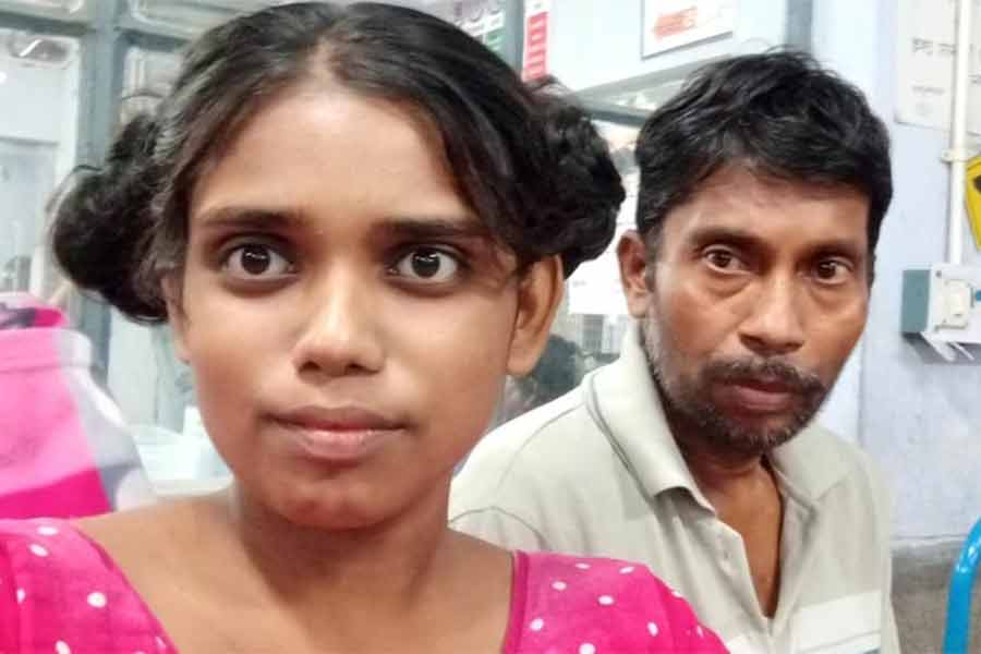 হাসপাতালে চিকিৎসাধীন সুজলী পাত্র। পাশে তার মামা।