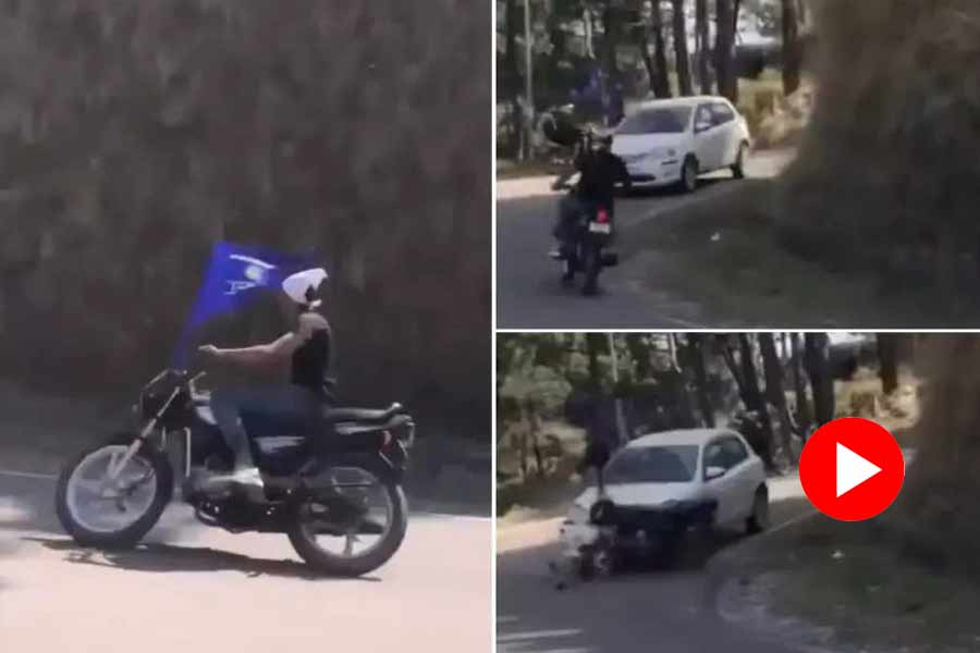 Video shows biker with no helmet crash with car in mountain road