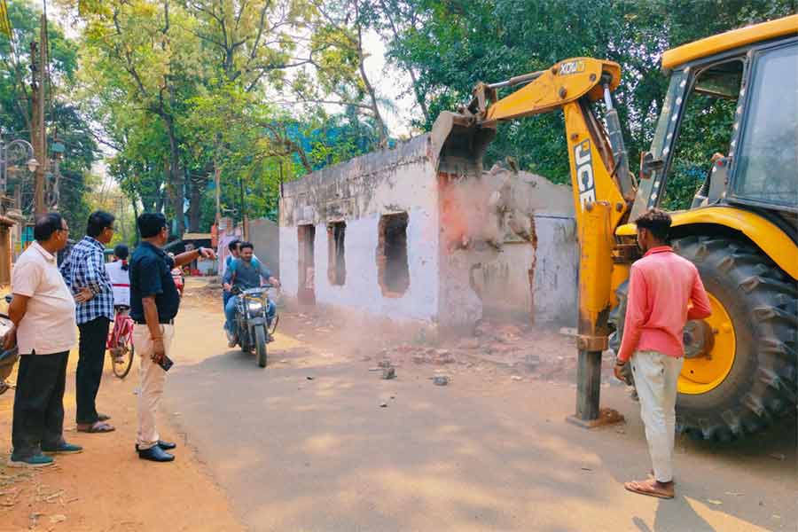 ভেঙে ফেলা হচ্ছে সিপিআইয়ের পার্টি অফিস।