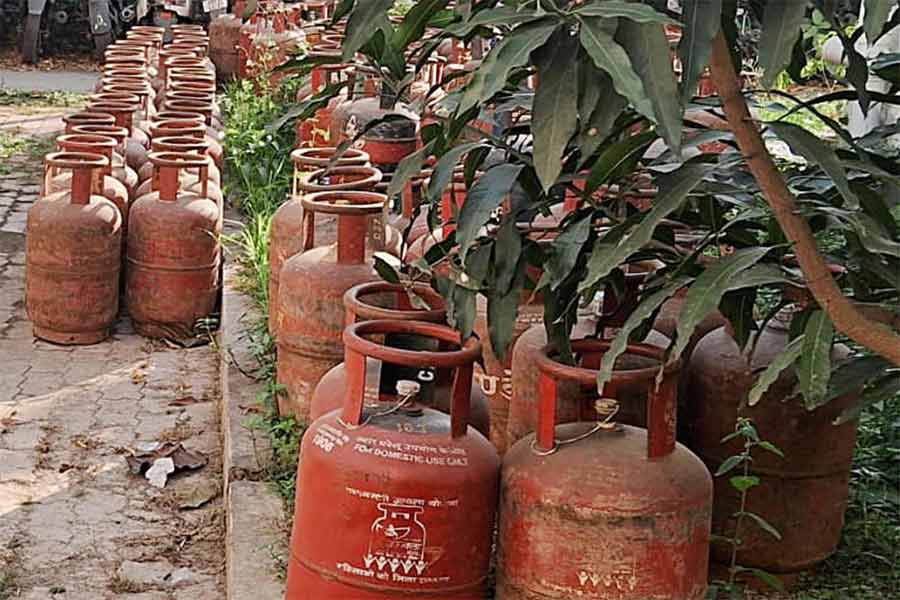 several person was arrested from New Town for running a Black market of Non Commercial Gas cylinders