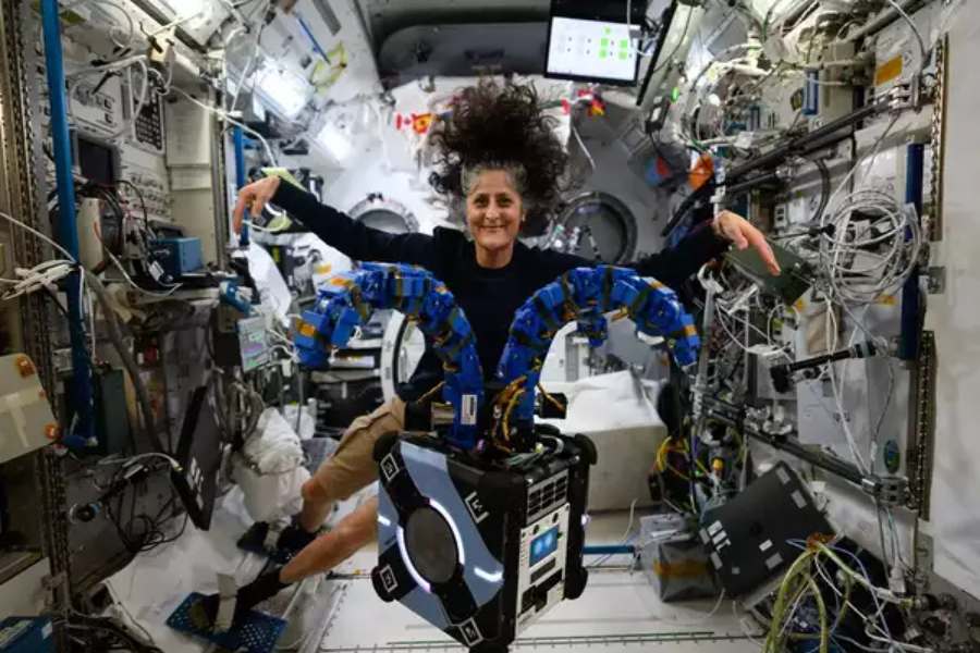 Astronaut Sunita Williams did not tie her hair in microgravity, what are the reasons