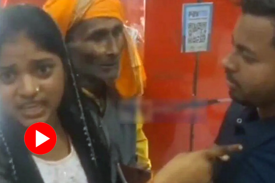 Video shows girlfriend caught youth while buying mobile phone for wife