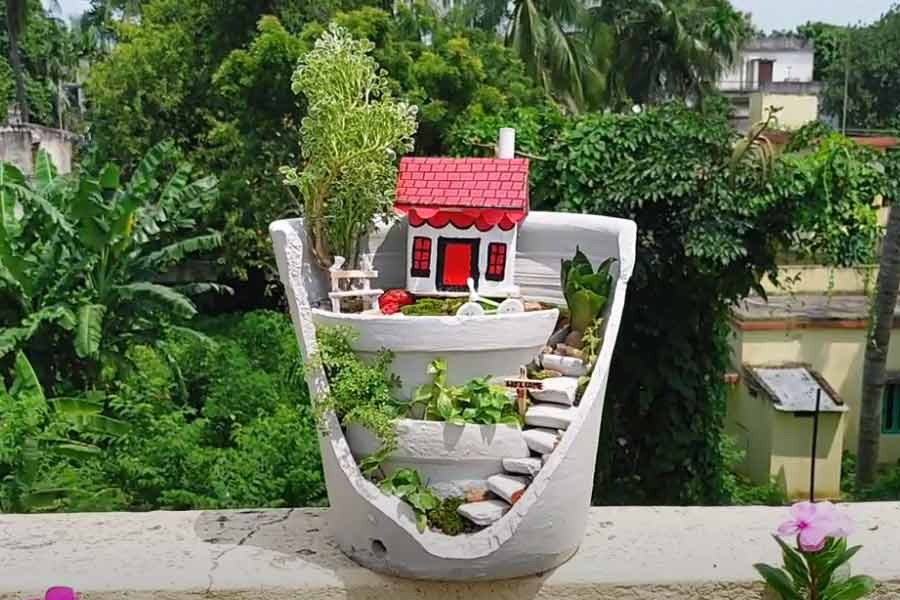 ভাঙা টব দিয়ে হতে পারে নানা  কাজ।