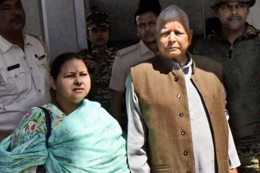 বুধবার সকালে জেষ্ঠ্যকন্যা মিসা ভারতীর সঙ্গে পটনায় ইডি অফিসের বাইরে আরজেডি প্রধান লালুপ্রসাদ যাদব।