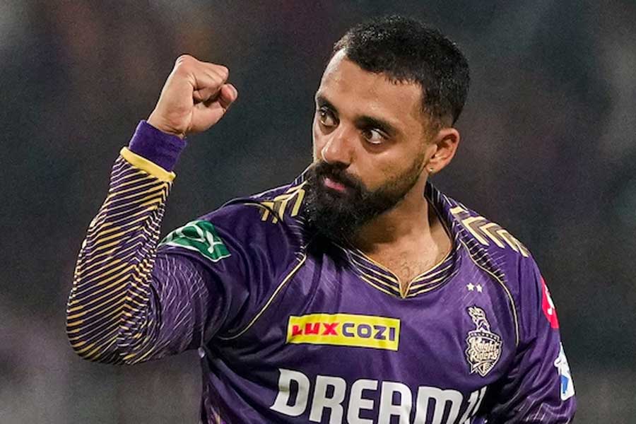 Varun Chakravarthy Bowler