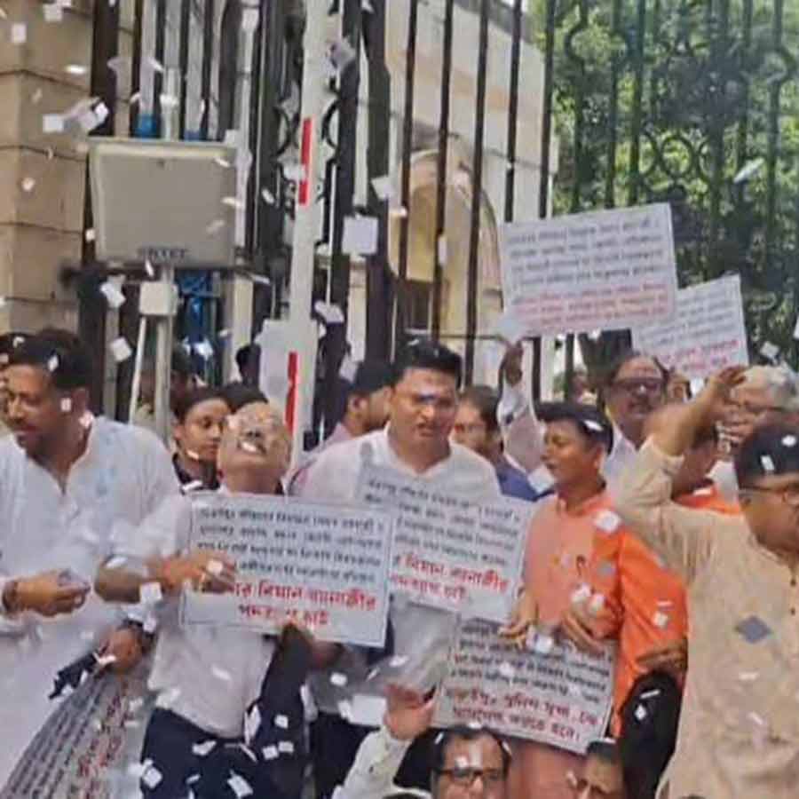 বিধানসভার বাইরে বিজেপি বিধায়কদের প্রতিবাদ।