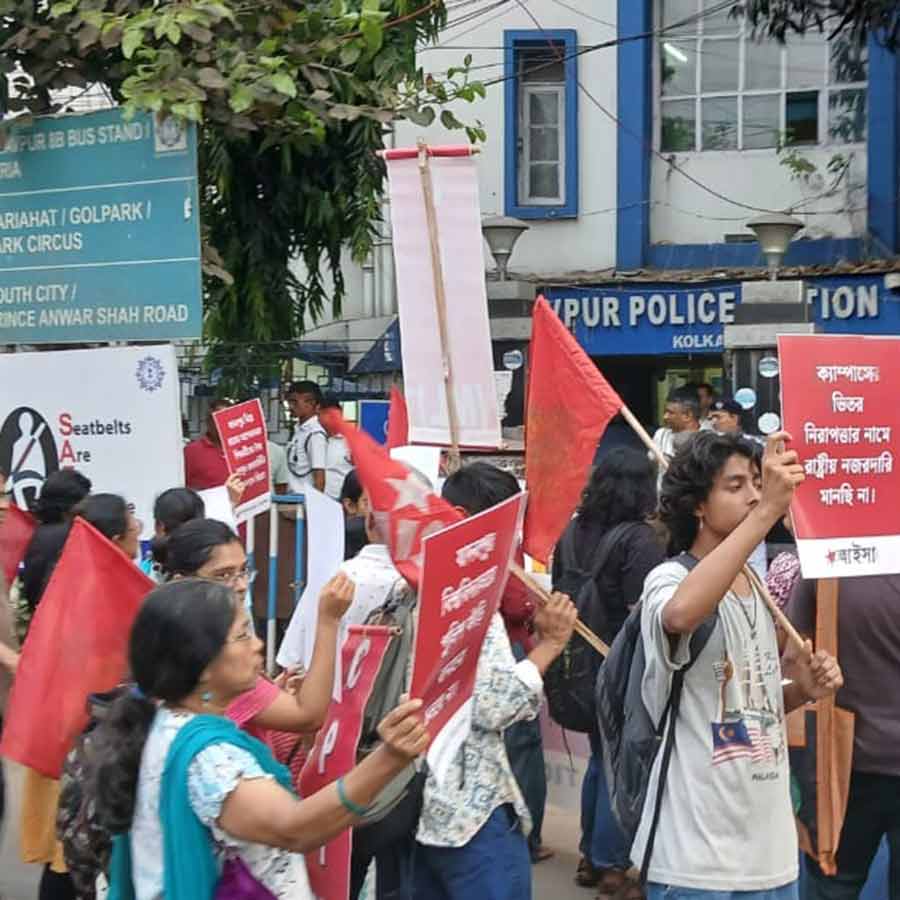 যাদবপুর থানার সামনে সিপিআই (এম-এল) লিবারেশন ও তাদের শাখা সংগঠনের বিক্ষোভ।