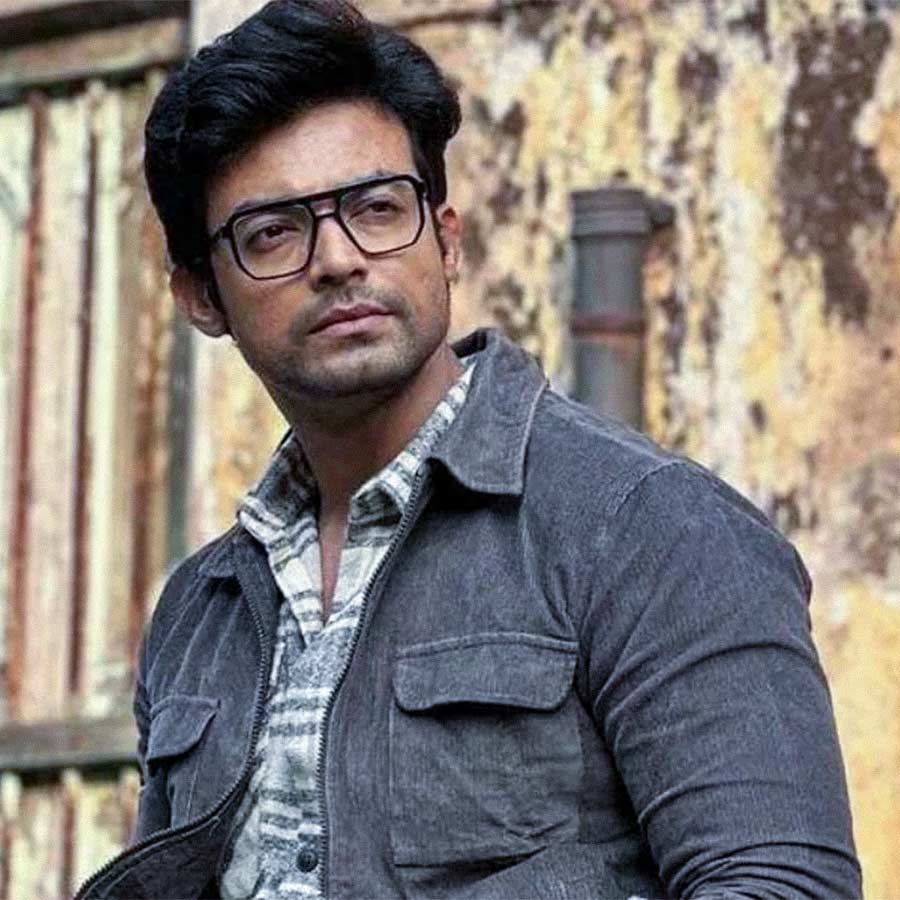 Tollywood actor Ranojoy Bishnu celebrates his birthday at the set of Bengali serial dgtl