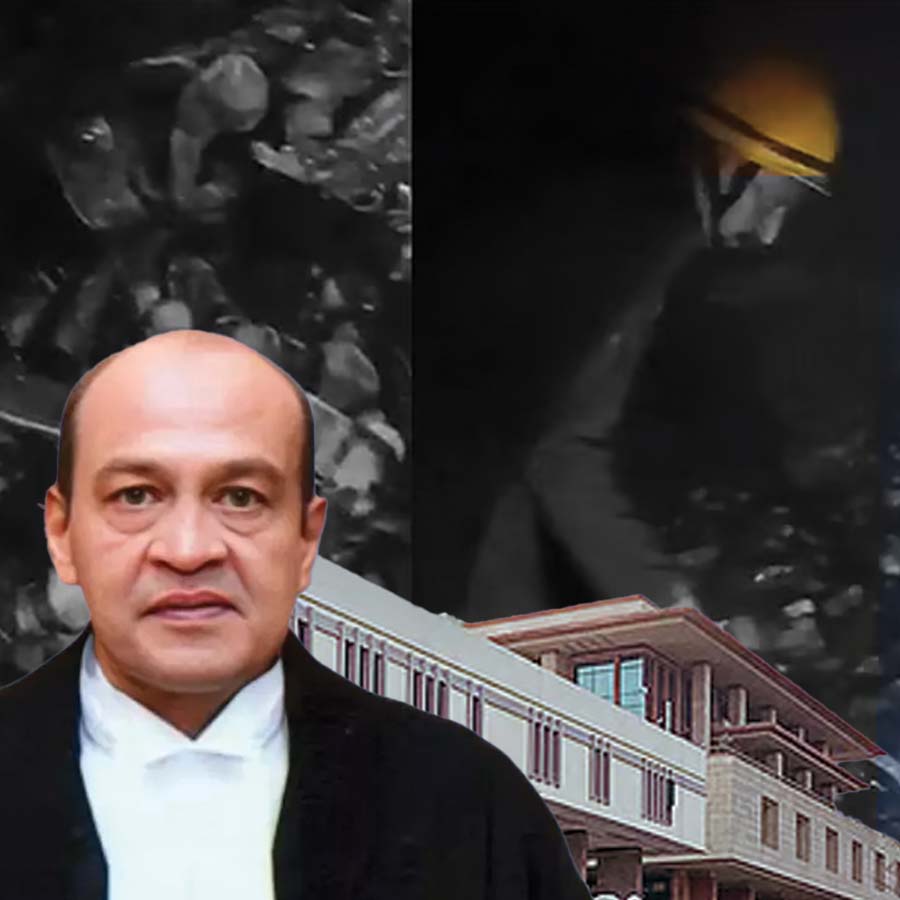 দিল্লির হাই কোর্টের প্রাক্তন বিচারপতি যশবন্ত বর্মা বাড়িতে উদ্ধার নগদ টাকা নিয়ে বেশ কয়েকটি প্রশ্ন তুলেছেন তদন্তকারীরা। ফাইল চিত্র।
