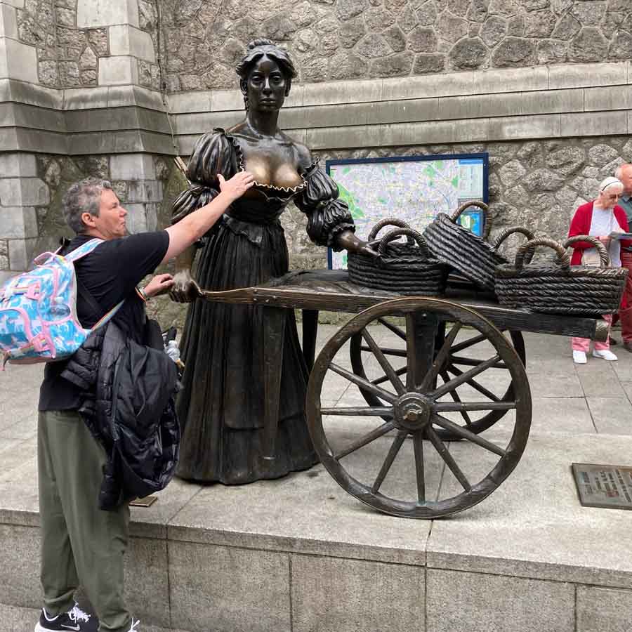 College student wants everyone to stop groping Dublin’s famous Molly Malone statue dgtl