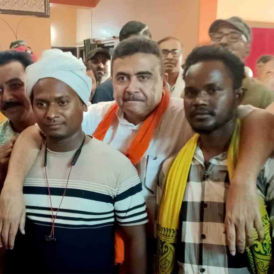 সিউড়িতে বিজেপির জেলা কার্যালয়ে সাংবাদিক বৈঠকের পরে ডেউচা-পাঁচামির বাসিন্দাদের সঙ্গে শুভেন্দু অধিকারী।