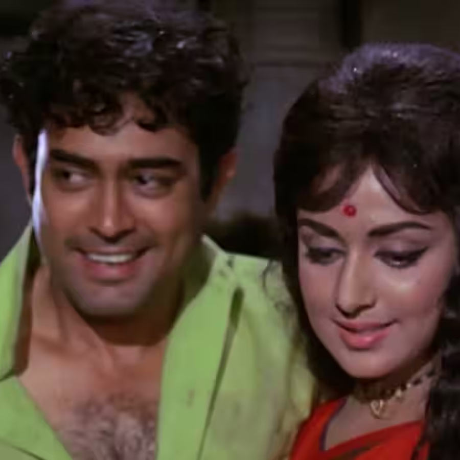 বলিপাড়ার গুঞ্জন, সত্তরের দশকের গোড়ার দিকে নাকি হেমাকে বিয়ের প্রস্তাব দিয়েছিলেন সঞ্জীব কুমার। এমনকি হেমার পরিবারকেও সে কথা জানিয়েছিলেন অভিনেতা। কিন্তু সঞ্জীবের প্রস্তাব ফিরিয়ে দিয়েছিলেন হেমা এবং তাঁর পরিবারের সদস্যেরা।