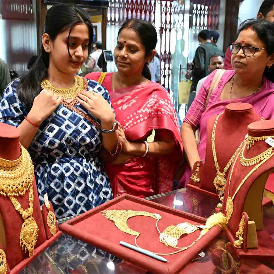 Despite high price, customers crowded at jewellery store to buy gold jewellery
