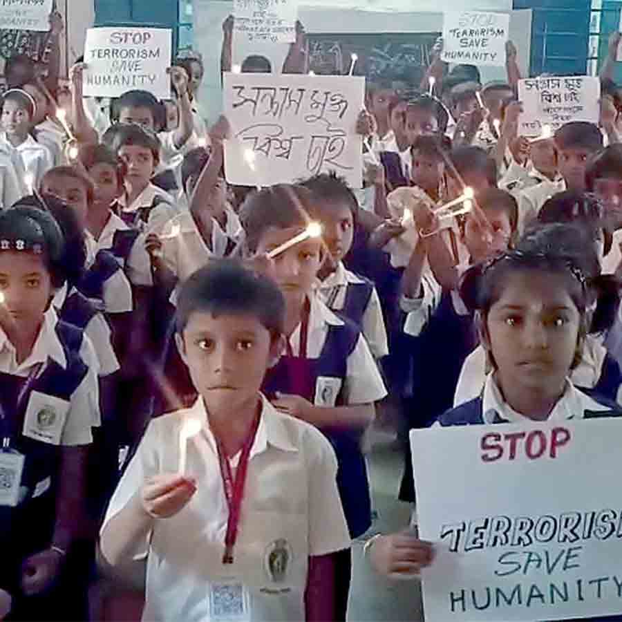 School students silent protest against pahalgam incident at gaighata