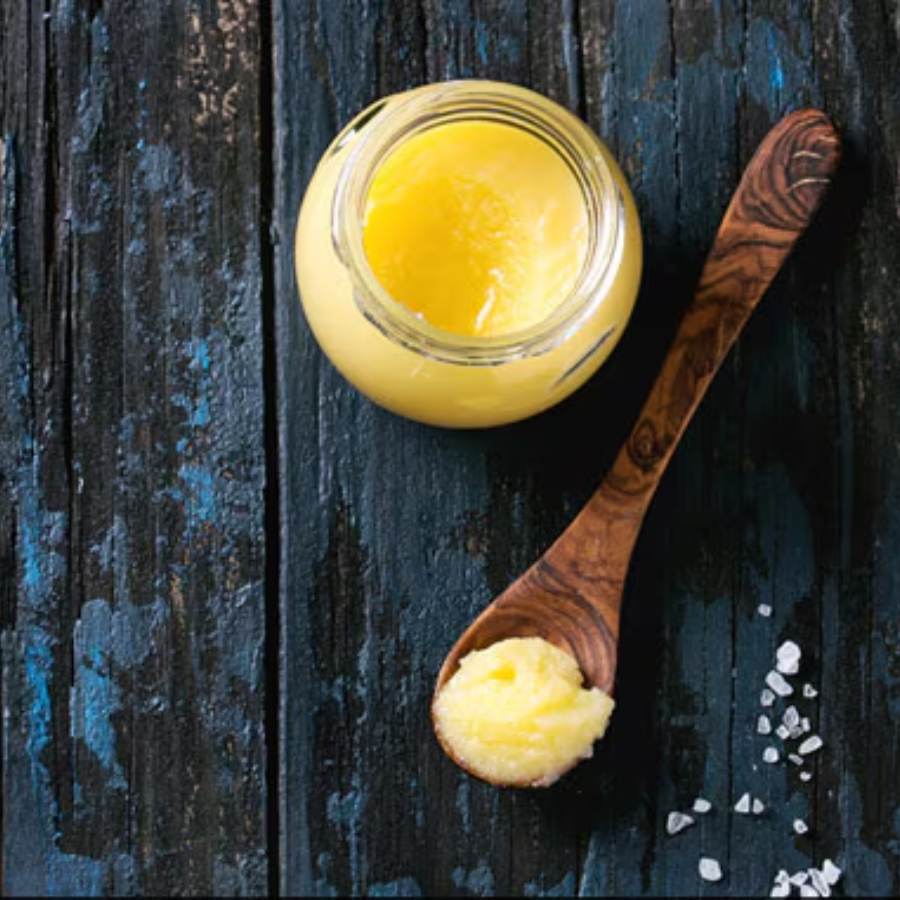 চুলের গোড়া এবং আগায় ঘি মেখে রাখলে প্রয়োজনীয় পুষ্টি মেলে।