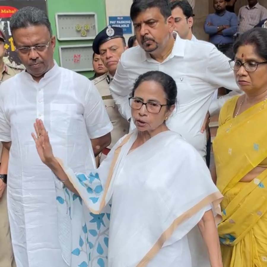 West Bengal CM Mamata Banerjee's surprise visit at Park Street dgtl