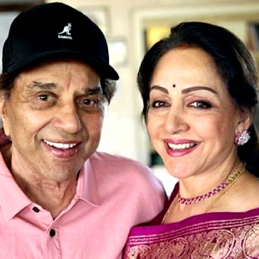 Veteran actor Dharmendra crashed the wedding venue of Hema Malini and Jeetendra