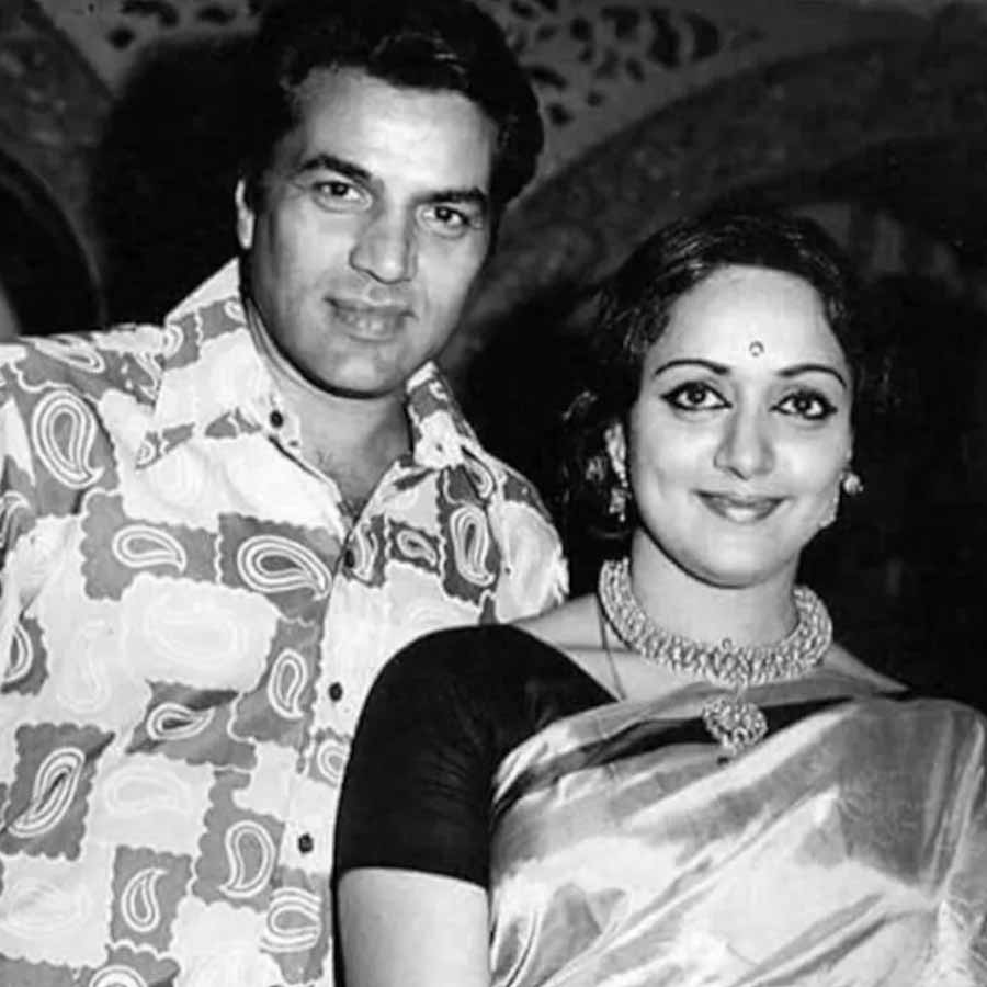 Veteran actor Dharmendra crashed the wedding venue of Hema Malini and Jeetendra