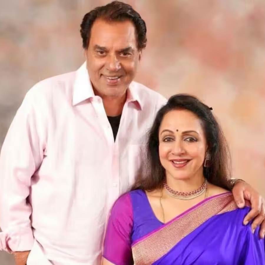 Veteran actor Dharmendra crashed the wedding venue of Hema Malini and Jeetendra