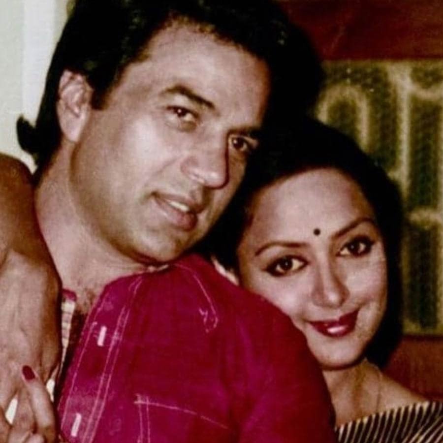 Veteran actor Dharmendra crashed the wedding venue of Hema Malini and Jeetendra
