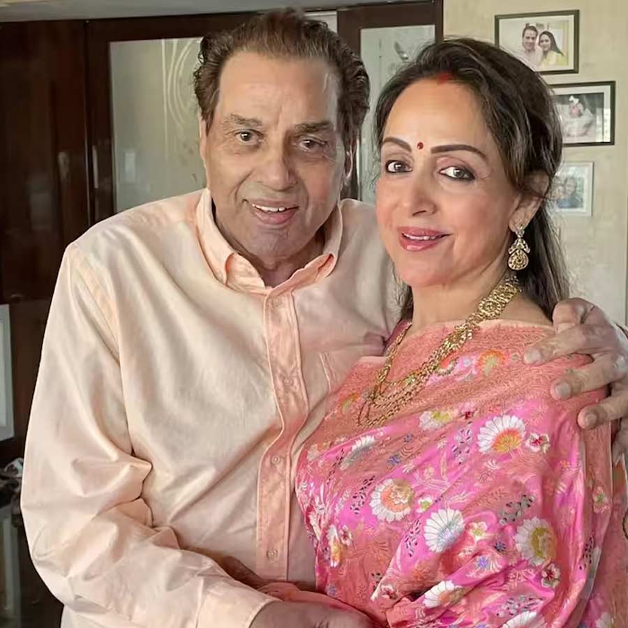 Veteran actor Dharmendra crashed the wedding venue of Hema Malini and Jeetendra