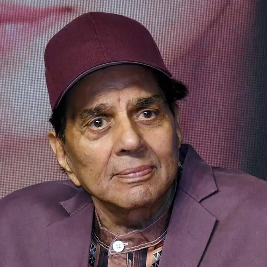 Veteran actor Dharmendra crashed the wedding venue of Hema Malini and Jeetendra