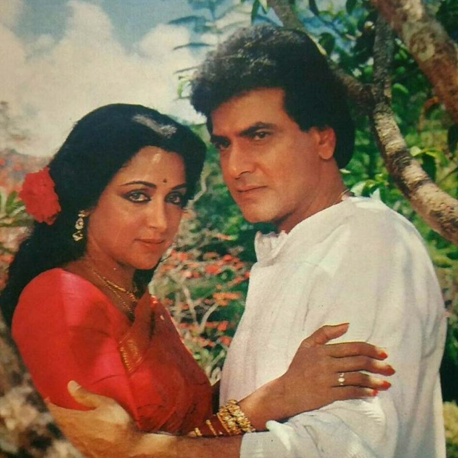 Veteran actor Dharmendra crashed the wedding venue of Hema Malini and Jeetendra