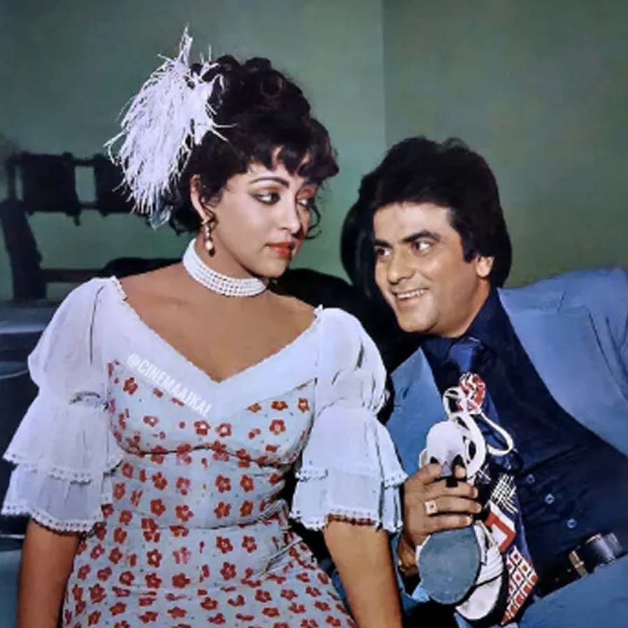 Veteran actor Dharmendra crashed the wedding venue of Hema Malini and Jeetendra