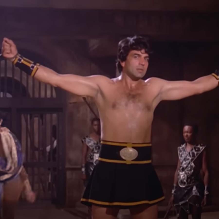 Veteran actor Dharmendra crashed the wedding venue of Hema Malini and Jeetendra