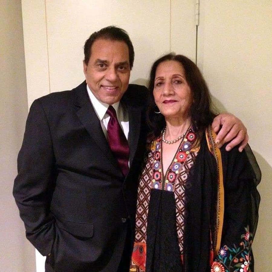 Veteran actor Dharmendra crashed the wedding venue of Hema Malini and Jeetendra