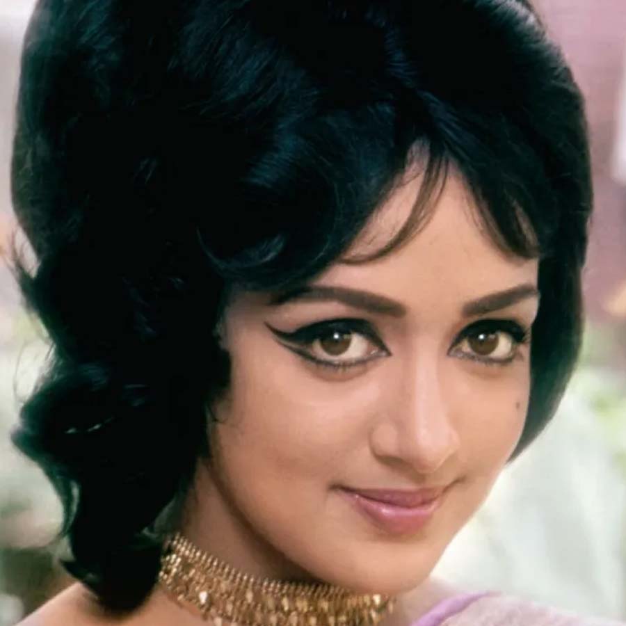 Veteran actor Dharmendra crashed the wedding venue of Hema Malini and Jeetendra