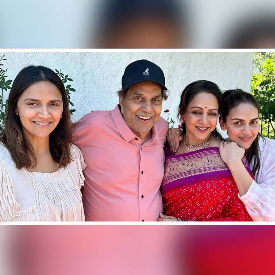 Veteran actor Dharmendra crashed the wedding venue of Hema Malini and Jeetendra