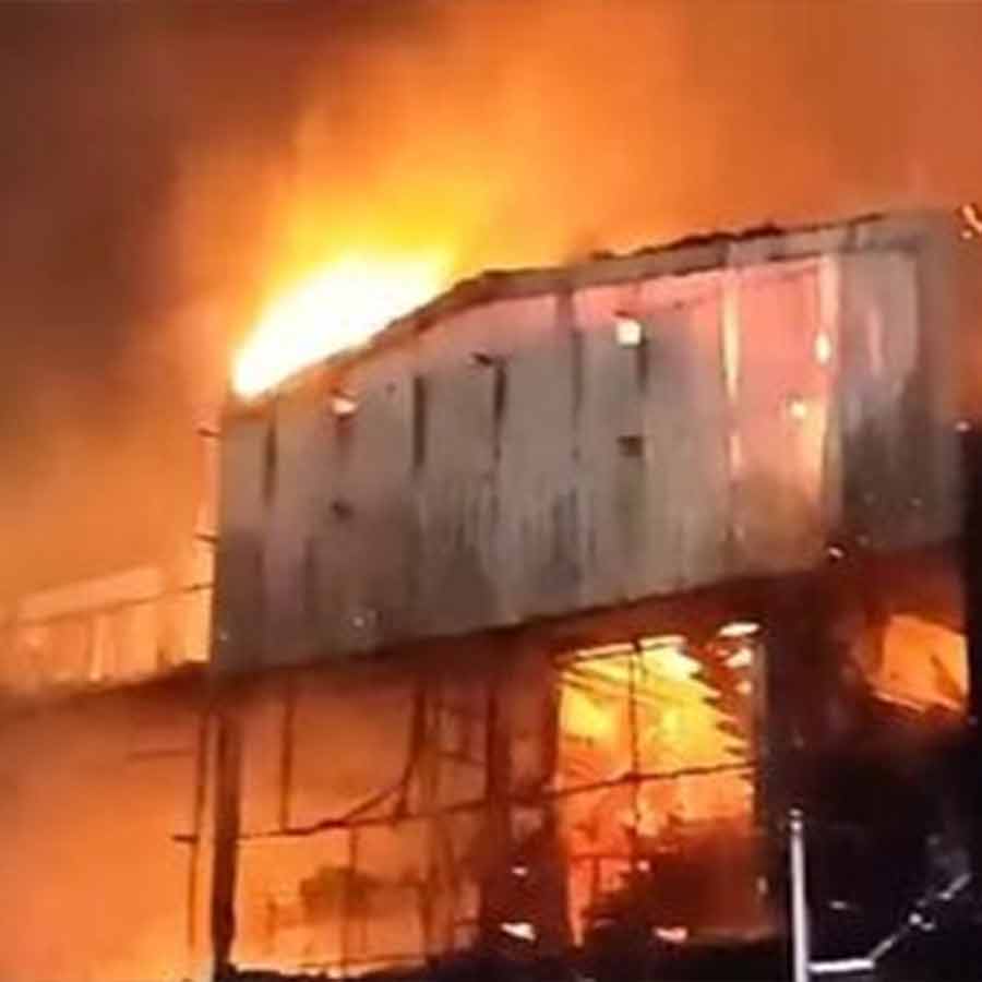 A fire broke out at a restaurant in Chinar Park