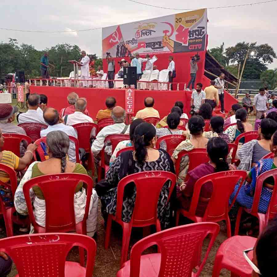 বাম শ্রমিক সংগঠনগুলির ডাকে সমাবেশ। শহিদ মিনার ময়দানে।