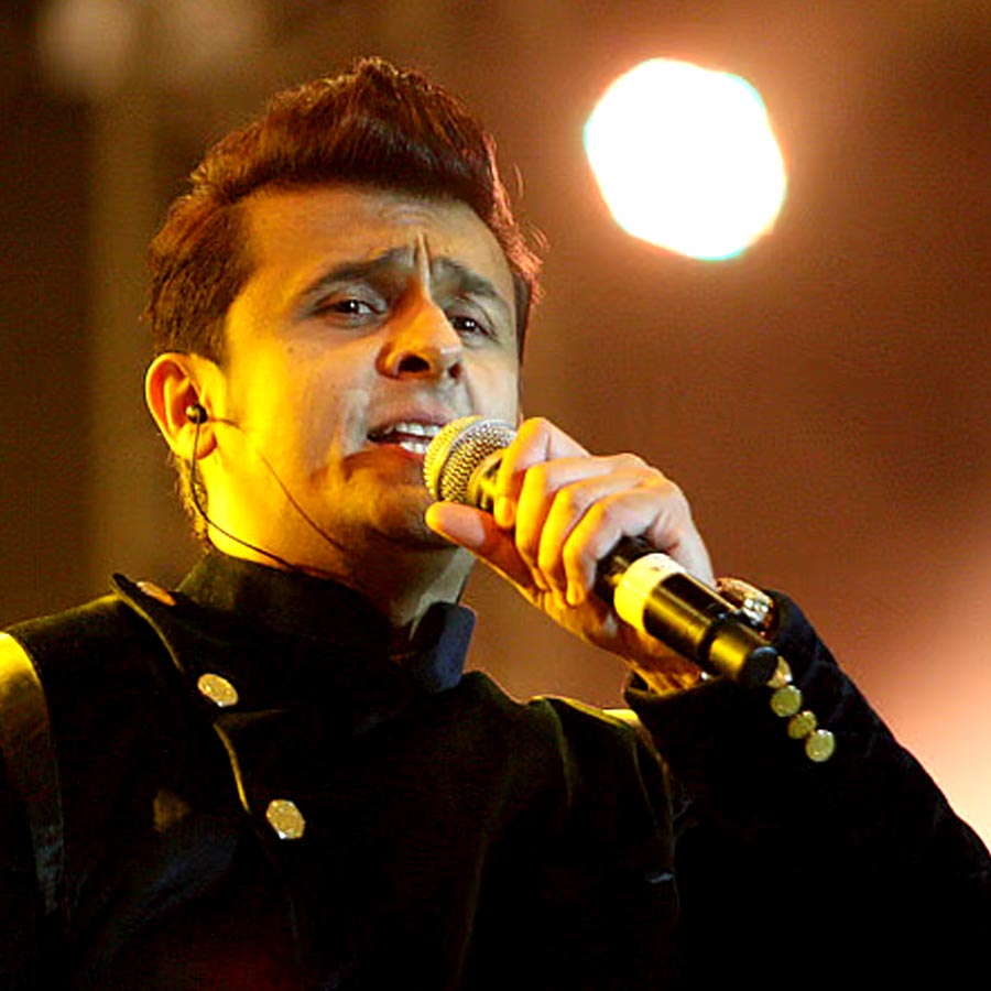 Singer Sonu Nigam stopped his Srinagar concert to honor Azaan and fans are impressed dgtl