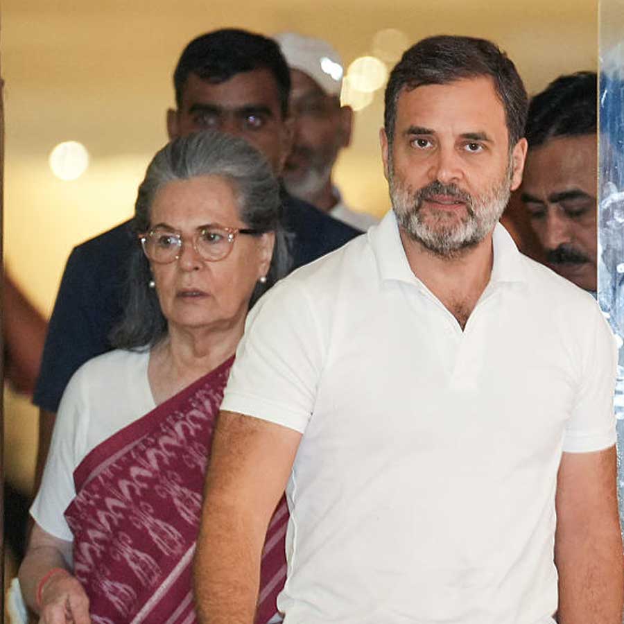 Delhi Police filed FIR against Sonia Gandhi, Rahul Gandhi in National Herald case dgtl