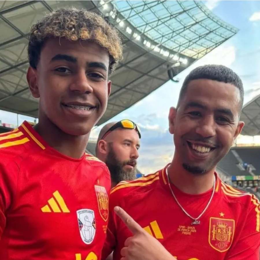 বাবা নাসরাউইয়ের সঙ্গে ইয়ামাল।