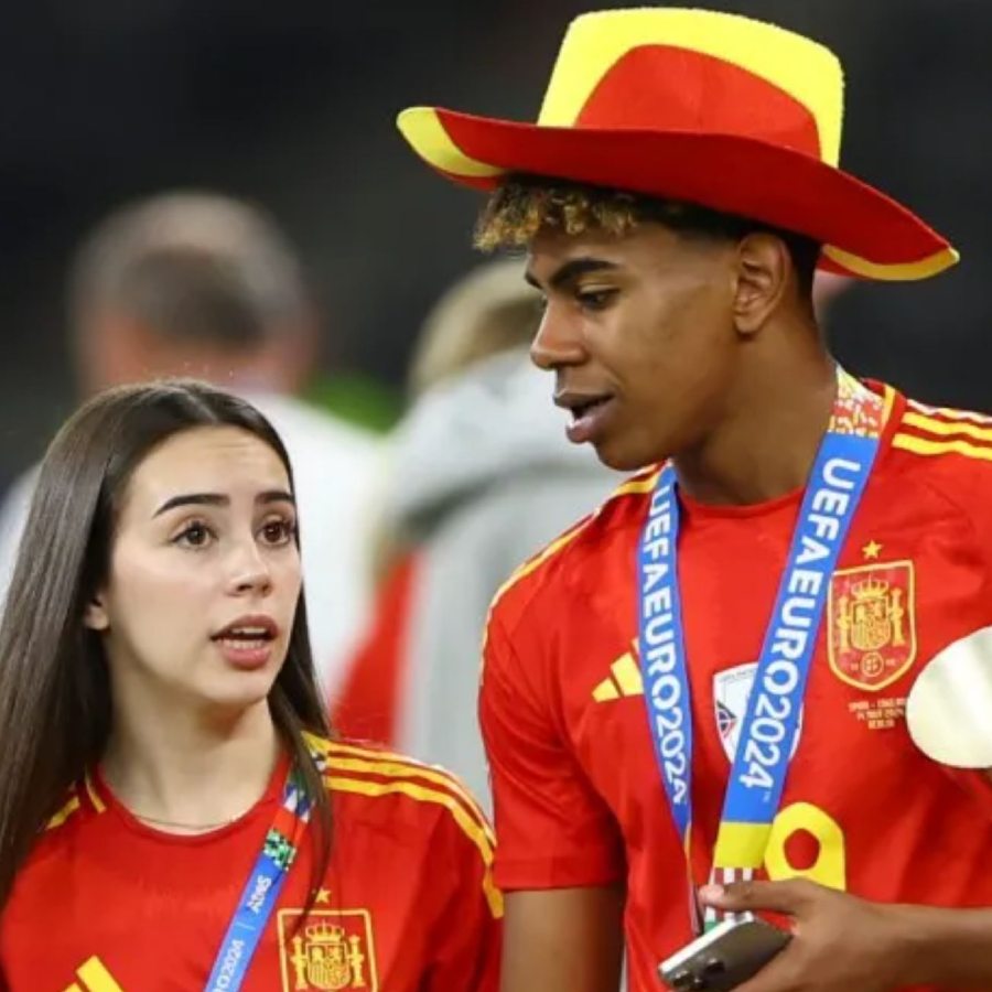 প্রাক্তন বান্ধবী পাডিলার (বাঁ দিকে) সঙ্গে ইয়ামাল। 