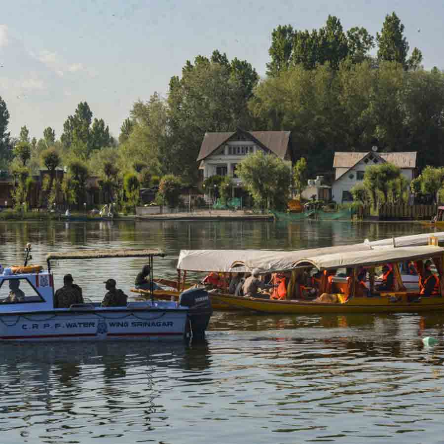 Boat capsizes in Dal lake father rescued, son missing dgtl