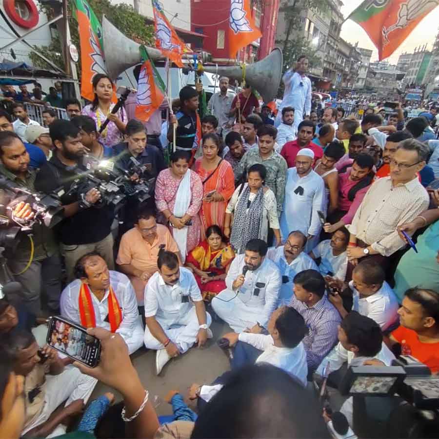 BJP hits the street, lodges missing diary against TMC MP & MLA